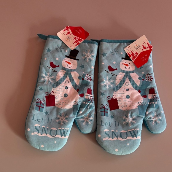 Christmas Snowman oven mitts -Two- Tags on - no flaws- Have not been used. - Picture 4 of 5